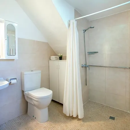 Owl Frida - Exclusive Holidays Villa