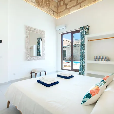 Owl Frida - Exclusive Holidays Villa